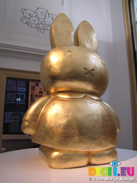 SX02826 Close up of Golden Nijntje (Miffy) statue